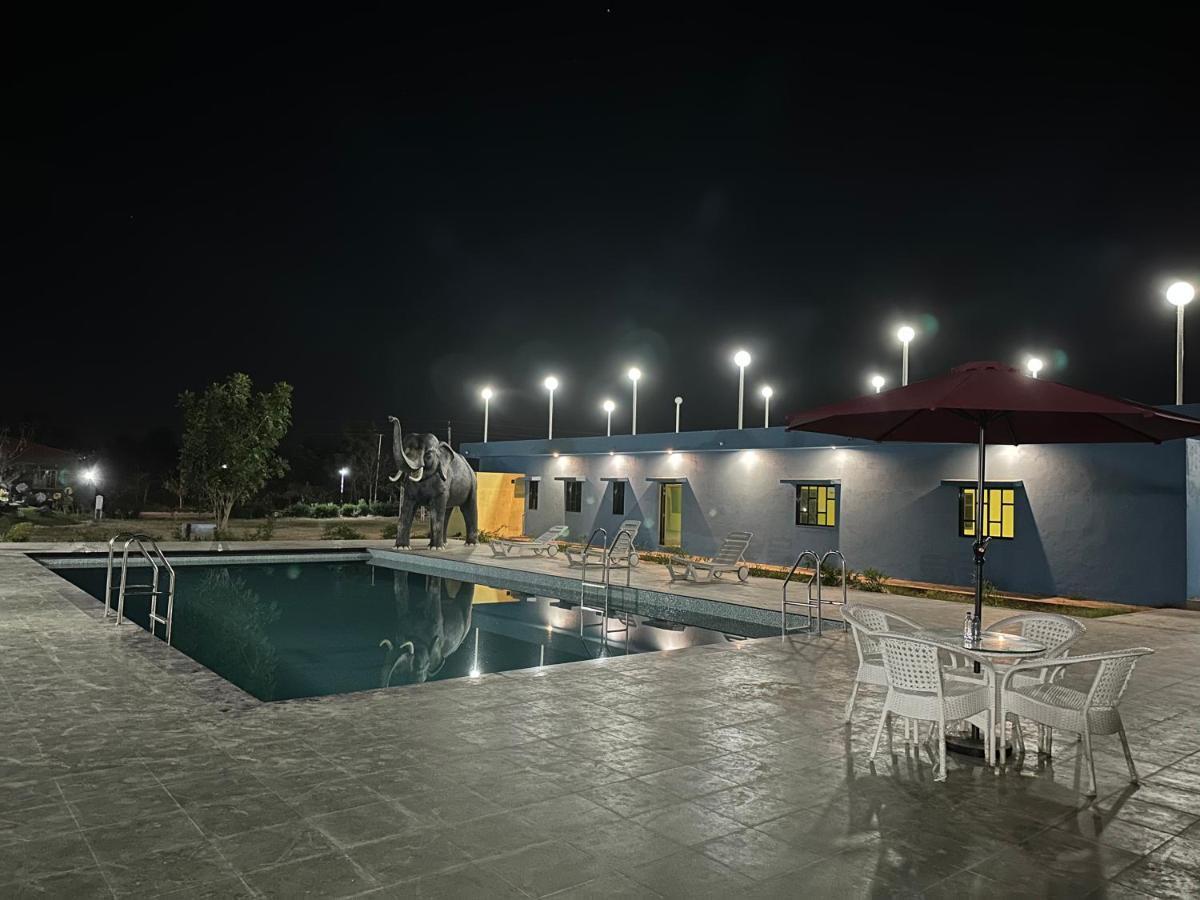 Modhera Sunrise Resort - Tents Bhungas Jungle Restaurants & Candlelight Dining Kalri Exterior foto